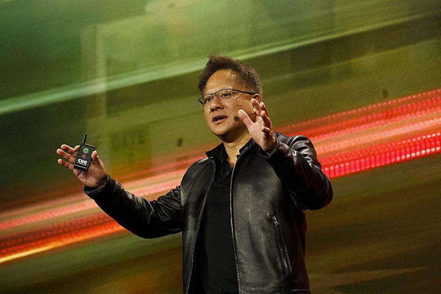 黄仁勋：AI 促使能耗成本降10倍，未来所有人都将构建人形机器人